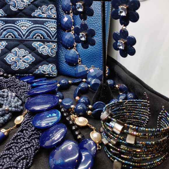 Elegant Blue Necklace Set - Picture 4 of 13